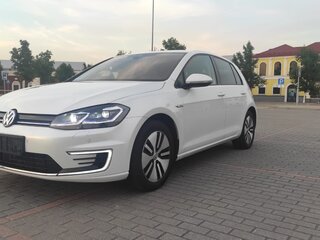 2017 Volkswagen e-Golf VII Рестайлинг, белый, 1900000 рублей, вид 1