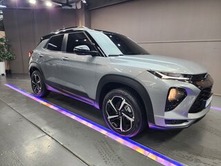 2023 Chevrolet TrailBlazer III, серебристый, 1978000 рублей, вид 1