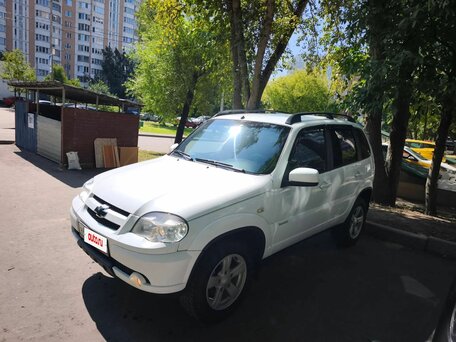 2013 Chevrolet Niva I Рестайлинг, белый, 680000 рублей, вид 1