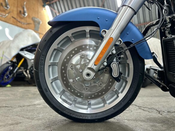 2018 Harley-Davidson Fat Boy, синий, 1990000 рублей - вид 29