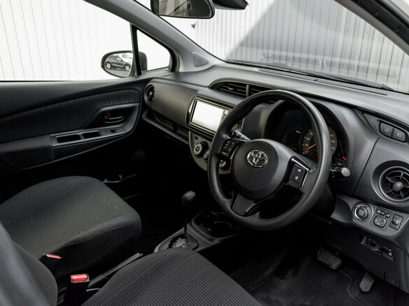 2019 Toyota Vitz III (XP130) Рестайлинг 2, белый, 980000 рублей - вид 9