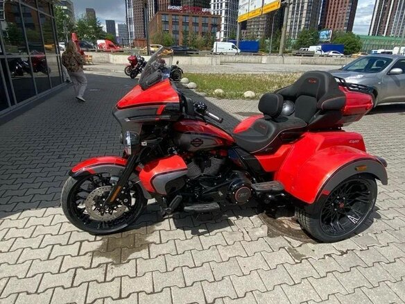 2026 Harley-Davidson CVO Tri Glide, оранжевый, 7950000 рублей - вид 1