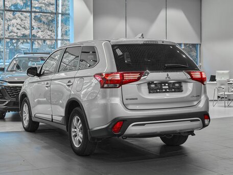 2019 Mitsubishi Outlander III Рестайлинг 3, серебристый, 1599000 рублей, вид 4