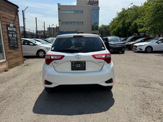 2019 Toyota Vitz III (XP130) Рестайлинг, белый, 1059000 рублей, вид 3