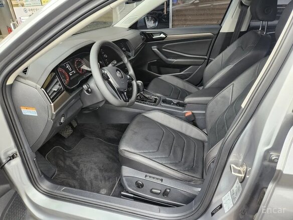 2022 Volkswagen Jetta VII Рестайлинг, серебристый, 1490750 рублей - вид 4