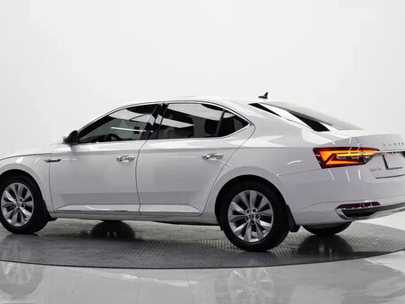 2021 Skoda Superb III Рестайлинг, серебристый, 2320000 рублей, вид 4