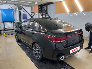 2021 Kia Rio IV Рестайлинг, чёрный, 1900000 рублей, вид 3