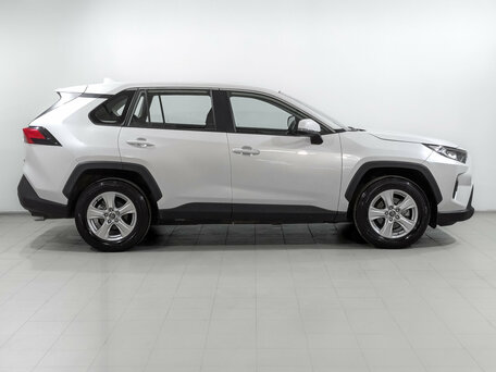2024 Toyota RAV4 V (XA50), белый, 3540000 рублей, вид 4