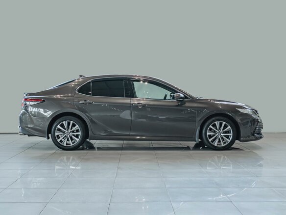 2021 Toyota Camry VIII (XV70) Рестайлинг, коричневый, 2350000 рублей - вид 4