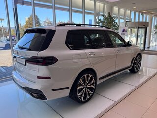 2026 BMW X7 40i I (G07) Рестайлинг, белый, 16480000 рублей, вид 3