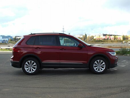 2021 Volkswagen Tiguan II Рестайлинг, красный, 1945000 рублей, вид 4