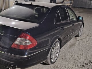2002 Mercedes-Benz E-Класс 320 III (W211, S211), чёрный, 900000 рублей, вид 3