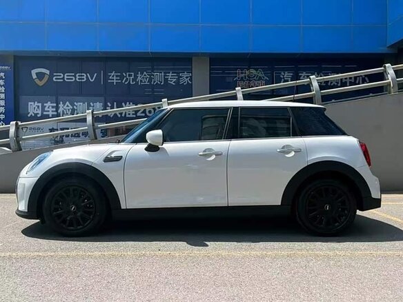 2023 Mini Hatch One III (F55/F56) Рестайлинг 2, белый, 2148400 рублей - вид 4
