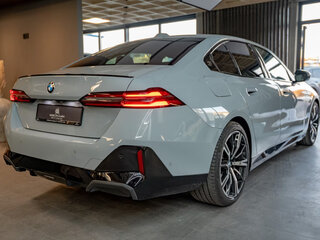 2025 BMW 5 серии 523d xDrive VIII (G60/G61/G68), серебристый, 7300000 рублей, вид 4