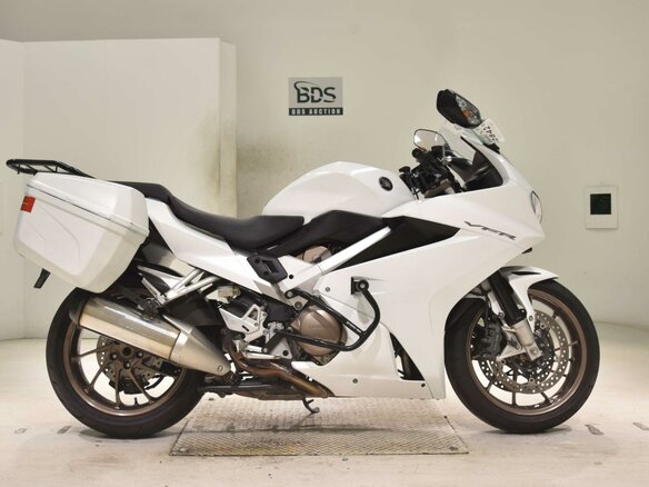 2015 Honda VFR 800, белый - вид 1