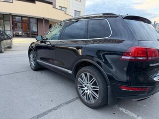 2013 Volkswagen Touareg II, чёрный, 2380000 рублей, вид 4