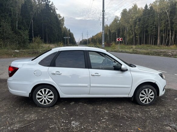 2021 Lada (ВАЗ) Granta I Рестайлинг, белый, 650000 рублей - вид 2
