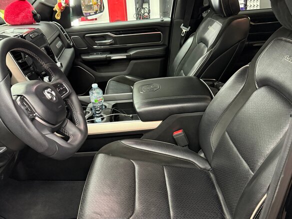 2018 Ram 1500 Crew Cab V, чёрный, 5800000 рублей - вид 5