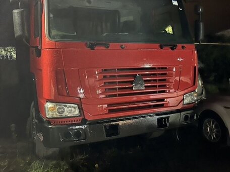 2006 Sinotruk Howo 4X2, красный, 1380000 рублей, вид 1