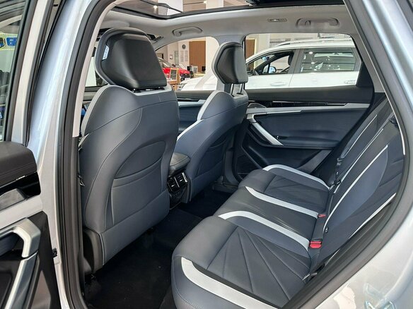 2026 Geely Atlas II, серебристый, 4119990 рублей - вид 9