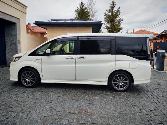 2018 Honda Stepwgn Spada V Рестайлинг, белый, 2250000 рублей - вид 5