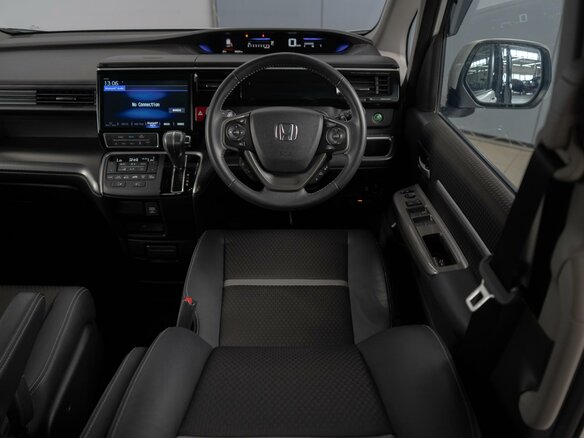 2019 Honda Stepwgn Spada V Рестайлинг, белый, 2479000 рублей - вид 5