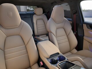 2026 Porsche Cayenne GTS Coupé III Рестайлинг, красный, 25700000 рублей, вид 3
