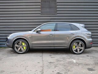 2020 Porsche Cayenne Turbo S E-Hybrid III, серый, 11500000 рублей, вид 5