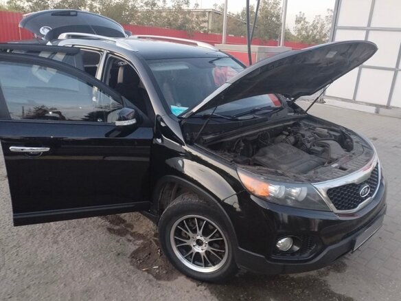 2010 Kia Sorento II, чёрный - вид 2