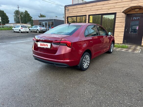 2022 Skoda Rapid II, красный, 1480000 рублей - вид 2