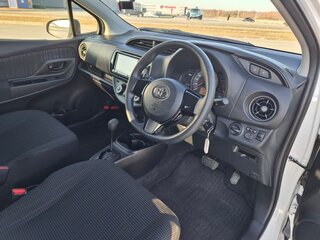 2019 Toyota Vitz III (XP130) Рестайлинг, белый, 1090000 рублей, вид 5