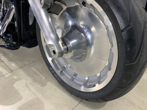2021 Harley-Davidson Fat Boy, серый, 1849000 рублей - вид 25
