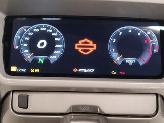 2023 Harley-Davidson CVO Street Glide, серебристый, 4200000 рублей, вид 3