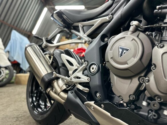 2021 Triumph Speed Triple, чёрный, 1390000 рублей - вид 12