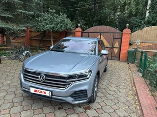 2018 Volkswagen Touareg III, серебристый, 4850000 рублей, вид 3
