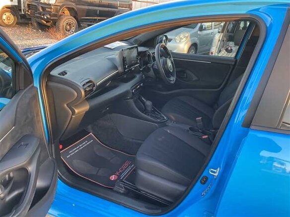 2022 Toyota Yaris IV, синий, 1030000 рублей - вид 16