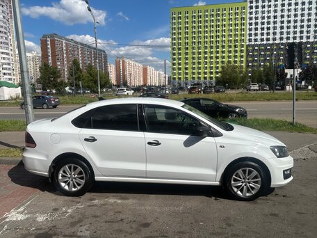2018 Volkswagen Polo V Рестайлинг, белый, 900000 рублей, вид 5