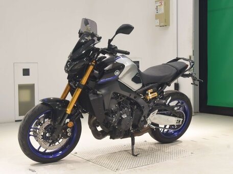 2023 Yamaha MT-09 (FZ-09), серебристый, 932000 рублей, вид 4