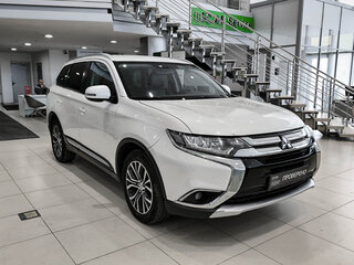 2015 Mitsubishi Outlander III Рестайлинг 2, белый, 1350000 рублей, вид 3