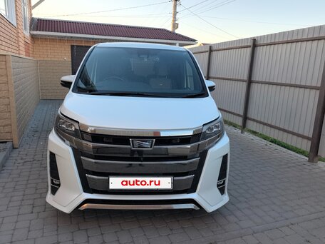 2018 Toyota Noah III (R80) Рестайлинг, белый, 2570000 рублей, вид 3