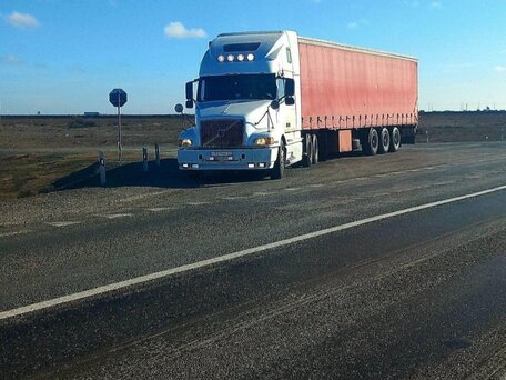 2002 Volvo VNL, белый, 2500000 рублей, вид 1