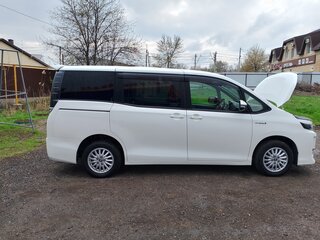 2017 Toyota Voxy III (R80), белый, 2200000 рублей, вид 2