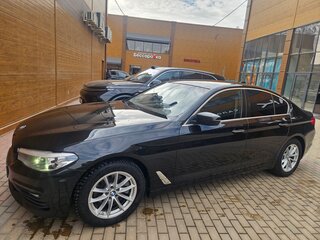 2018 BMW 5 серии 520i VII (G30/G31/G38), чёрный, 2650000 рублей, вид 4