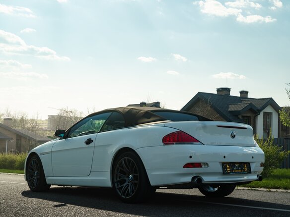 2005 BMW 6 серии 645i II (E63/E64), белый, 1400000 рублей - вид 3