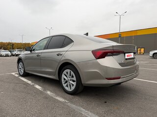 2021 Skoda Octavia IV (A8), бежевый, 2390000 рублей, вид 4