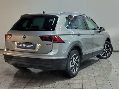 2018 Volkswagen Tiguan II, серебристый, 2390000 рублей, вид 4