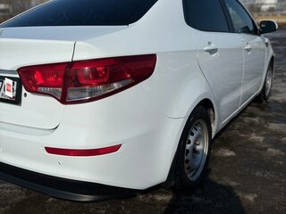 2016 Kia Rio III Рестайлинг, белый, 900000 рублей, вид 3
