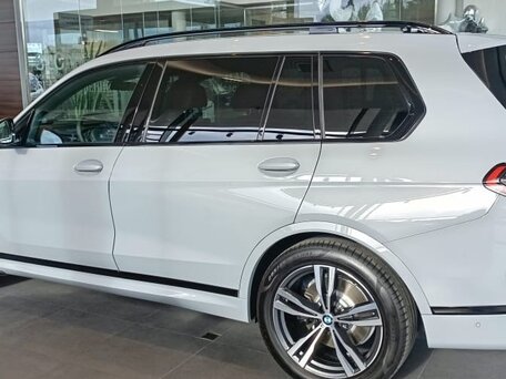 2024 BMW X7 40i I (G07) Рестайлинг, серый, 16470000 рублей, вид 3
