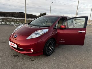 2013 Nissan Leaf (EM57) I (ZE0/AZE0), красный, 1450000 рублей, вид 2