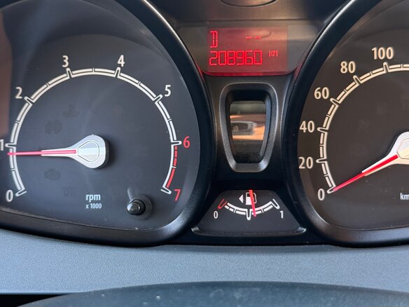 2009 Ford Fiesta Mk6, красный - вид 14